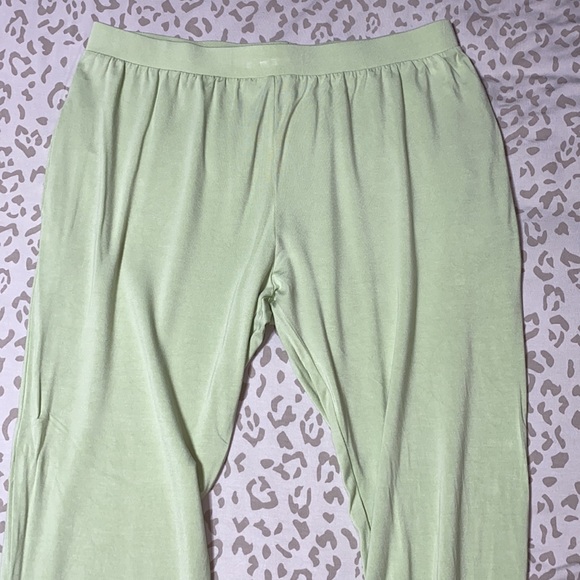 Kyte Baby Women’s Jogger Set in Pistachio - Picture 11 of 14